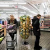 Người dân mua sắm tại một cửa hàng ở Queens, New York, Mỹ. (Ảnh: THX/TTXVN)