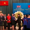 Chủ tịch Ủy ban Nhân dân Thành phố Hồ Chí Minh Phan Văn Mãi bắt tay với Tổng Lãnh sự Anh tại Thành phố Hồ Chí Minh Emily Hamblin tại buổi lễ. (Nguồn: Báo Người Lao động)