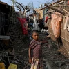 Em nhỏ bị mất nhà cửa do bão Mocha tại Sittwe, Myanmar, ngày 16/5/2023. (Ảnh: AFP/TTXVN)