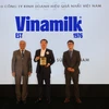 Ông Đỗ Thanh Tuấn - Giám đốc Đối ngoại Vinamilk - nhận danh hiệu top 50 công ty kinh doanh hiệu quả nhất Việt Nam. (Nguồn: Vietnam+)