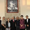 Đoàn Đại biểu Đảng Lao động Mexico chụp ảnh chung cùng phóng viên Cơ quan thường trú TTXVN tại Mexico. (Ảnh: TTXVN phát)