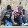 Những người di cư được giải cứu sau khi thuyền chở họ bị chìm ngoài khơi đảo Lebos, Hy Lạp, ngày 7/2/2023. (Ảnh: AFP/TTXVN)