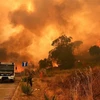 Khói lửa bốc lên từ đám cháy rừng tại Annunziata, Messina, Italy. (Ảnh: AFP/TTXVN)