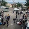 Người dân chờ sơ tán khỏi thành phố Stepanakert, Nagorny-Karabakh ngày 26/9/2023. (Ảnh: AFP/TTXVN)