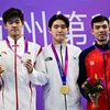 "Kình ngư" Nguyễn Huy Hoàng (phải) giành huy chương Đồng nội dung Bơi 400m Tự do Nam tại ASIAD 2023 ở Hàng Châu, Trung Quốc ngày 29/9/2023. (Ảnh: AFP/TTXVN)