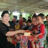 Đại diện Ban tổ chức phát quà Trung thu cho con em người gốc Việt ở thành phố Sihanoukville, tỉnh Preah Sihanouk, Vương quốc Campuchia. (Ảnh: Hoàng Minh/TTXVN)