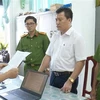 Ông Nguyễn Minh Tân, Chủ tịch Hội đồng thành viên Công ty Trách nhiệm Hữu hạn Thương mại Dịch vụ Linh Yến Phi nghe Cơ quan Cảnh sát Điều tra Công an tỉnh Bạc Liêu đọc Lệnh Khởi tố bị can. (Ảnh: TTXVN phát)