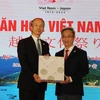 Ông Ono Masuo, Tổng Lãnh sự Nhật Bản tại Thành phố Hồ Chí Minh tặng quà lưu niệm ông Đặng Minh Thông, Phó Chủ tịch Ủy ban Nhân dân tỉnh Bà Rịa-Vũng Tàu. (Ảnh: Đoàn Mạnh Dương/TTXVN)