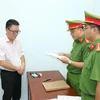 Cơ quan Cảnh sát Điều tra Công an tỉnh Trà Vinh thi hành các quyết định đối với Lê Hoàng. (Ảnh: TTXVN phát)
