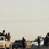 Các tay súng IS di chuyển trên một tuyến đường tại tỉnh Salaheddin, Iraq. (Nguồn: AFP/TTXVN)