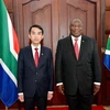 Đại sứ Việt Nam tại Nam Phi Hoàng Sỹ Cường và Tổng thống Nam Phi Cyril Ramaphosa tại lễ trình Quốc thư. (Ảnh: TTXVN phát)