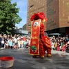 Tiết mục biểu diễn múa lân truyền thống tại lễ hội Trung Thu. (Ảnh: Phong Hà/TTXVN)