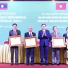 Phó Chủ tịch Thường trực Quốc hội Trần Thanh Mẫn trao Huân chương Hữu nghị cho lãnh đạo và thành viên Hội Hữu nghị Lào-Việt Nam. (Ảnh: Minh Đức/TTXVN)