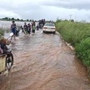 Mưa lũ cục bộ trong hơn 3 tuần qua đã gây ngập lụt, làm hư hỏng gần 420km đường giao thông ở Campuchia. (Ảnh: AKP/TTXVN phát)