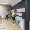 Người dân rút tiền tại máy ATM của Ngân hàng MUFG ở Tokyo, Nhật Bản ngày 11/10/2023. (Ảnh: THX/TTXVN)