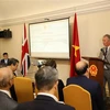 Ông Nigel Evans, Phó Chủ tịch Hạ viện Anh, chào mừng đoàn công tác tỉnh Thái Bình tới xúc tiến đầu tư tại Vương quốc Anh. (Ảnh: Hải Vân/TTXVN)