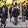 Người dân ở trên đường phố tại Tokyo, Nhật Bản. (Ảnh: AFP/TTXVN)