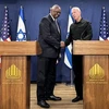 Bộ trưởng Quốc phòng Mỹ Lloyd Austin (trái) và Bộ trưởng Quốc phòng Israel Yoav Gallant tại cuộc họp báo chung ở Tel Aviv ngày 13/10/2023. (Ảnh: AFP/TTXVN)