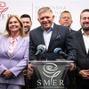 Lãnh đạo Đảng Dân chủ Xã hội Smer (Smer-SD), cựu Thủ tướng Slovakia Robert Fico (giữa, phía trước) trong cuộc họp báo ở Bratislava ngày 1/10/2023. (Ảnh: AFP/TTXVN)