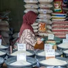 Gạo được bày bán tại chợ truyền thống ở Jakarta, Indonesia. (Ảnh: AFP/TTXVN)
