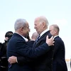 Thủ tướng Israel Benjamin Netanyahu (trái, phía trước) đón Tổng thống Mỹ Joe Biden (phải, phía trước) tại Sân bay Ben Gurion ở Tel Aviv ngày 18/10/2023. (Ảnh: AFP/TTXVN)
