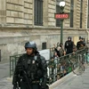 Cảnh sát Pháp tại một ga tàu điện ngầm ở Paris ngày 7/10/2023. (Ảnh: AFP/TTXVN)