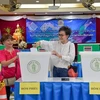 Kiều bào Bangkok bỏ phiếu bầu đại diện ưu tú cho hội. (Ảnh: Huy Tiến/TTXVN)