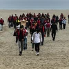 Người di cư bất hợp pháp được cảnh sát Pháp đưa về bờ biển Gravelines, miền Bắc nước này, ngày 12/6/2023. (Ảnh: AFP/TTXVN)