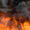 ​Một bồn chứa nhiên liệu đã phát nổ và một số ôtô bốc cháy. (Nguồn: Alamy/Reuters)