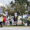 Công nhân tham gia đình công bên ngoài nhà máy của hãng ôtô Ford ở Chicago, Illinois, Mỹ, ngày 29/9/2023. (Ảnh: THX/TTXVN)