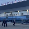 Ông Sergei Melikov (thứ 2, phải), người đứng đầu Cộng hòa Dagestan, thăm sân bay Makhachkala ngày 30/10/2023, sau khi xảy ra vụ hàng trăm người biểu tình xâm nhập vào sân bay để phản đối cuộc xung đột Hamas-Israel. (Nguồn: AFP/TTXVN)