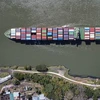 Con tàu di chuyển qua Kênh đào Panama tại Panama City. (Ảnh: AFP/TTXVN)