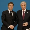 Tổng thống Kazakhstan Kassym-Jomart Tokayev (phải) và Tổng thống Pháp Emmanuel Macron tại lễ ký thỏa thuận hợp tác ở Astana ngày 1/11/2023. (Ảnh: AFP/TTXVN)