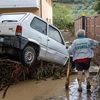 Ôtô bị nước lũ cuốn trôi do bão Ciaran tại Montemurlo, Italy, ngày 3/11/2023. (Ảnh: AFP/TTXVN)