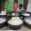 Gạo được bán tại một cửa hàng ở Jakarta, Indonesia. (Ảnh: AFP/TTXVN)