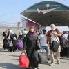 Người mang hộ chiếu nước ngoài rời khỏi Dải Gaza qua cửa khẩu Rafah ngày 1/11/2023. (Ảnh: THX/TTXVN)