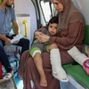 Em nhỏ bị thương chờ được đưa tới bệnh viện ở Ai Cập qua cửa khẩu Rafah ngày 1/11/2023. (Ảnh: THX/TTXVN)