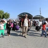 Người dân rời Dải Gaza qua cửa khẩu Rafah vào Ai Cập, ngày 1/11/2023. (Ảnh: THX/TTXVN)