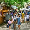 Khách du lịch tại một chợ ở Ayutthaya, Thái Lan. (Ảnh: AFP/TTXVN)