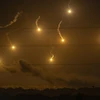 Khói lửa bốc lên sau vụ không kích của Israel xuống Dải Gaza, ngày 7/11/2023. (Ảnh: AFP/TTXVN)