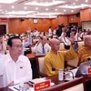 Các đại biểu Hội đồng Nhân dân Thành phố biểu quyết thông qua Nghị quyết tại Kỳ họp. (Ảnh: Xuân Khu/TTXVN)