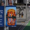 Ápphích chào mừng Hội nghị Lãnh đạo Các Nền Kinh tế Diễn đàn Hợp tác Kinh tế châu Á-Thái Bình Dương (APEC) lần thứ 30 trên đường phố ở San Francisco, California (Mỹ) ngày 9/11/2023. (Ảnh: AFP/TTXVN) 