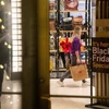 Người dân mua sắm tại cửa hàng ở New York, Mỹ, trong ngày "Black Friday" 25/11/2022. (Ảnh: THX/TTXVN)