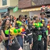 Người dân Thái Lan và du khách cùng hoà mình trong Lễ hội Songkran năm 2023. (Ảnh: Đỗ Sinh/TTXVN)
