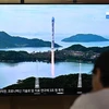 Người dân theo dõi bản tin về vụ phóng vệ tinh của Triều Tiên qua truyền hình ở Seoul, Hàn Quốc ngày 24/8/2023. (Ảnh: AFP/TTXVN) 
