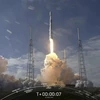 Tên lửa Falcon 9 của SpaceX mang theo 60 vệ tinh Starlink rời bệ phóng tại Căn cứ Không quân Mũi Canaveral ở bang Florida, Mỹ ngày 17/2/2020. (Ảnh: AFP/TTXVN)