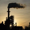 Trong ảnh (tư liệu): Khói thải bốc lên từ một nhà máy lọc dầu ở Houston, Texas, Mỹ. (Ảnh: AFP/TTXVN)