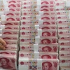 Đồng tiền mệnh giá 100 nhân dân tệ tại ngân hàng ở tỉnh Giang Tô, Trung Quốc. (Ảnh: AFP/TTXVN)