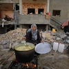 Người dân Palestine sống trong những căn nhà đổ nát do xung đột tại thành phố Khan Younis, Dải Gaza, ngày 26/11/2023. (Ảnh: THX/TTXVN)