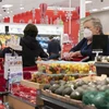 Người tiêu dùng mua sắm tại siêu thị ở California, Mỹ ngày 29/11/2023. (Ảnh: THX/TTXVN)